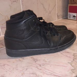 Jordan 1 Triple Black